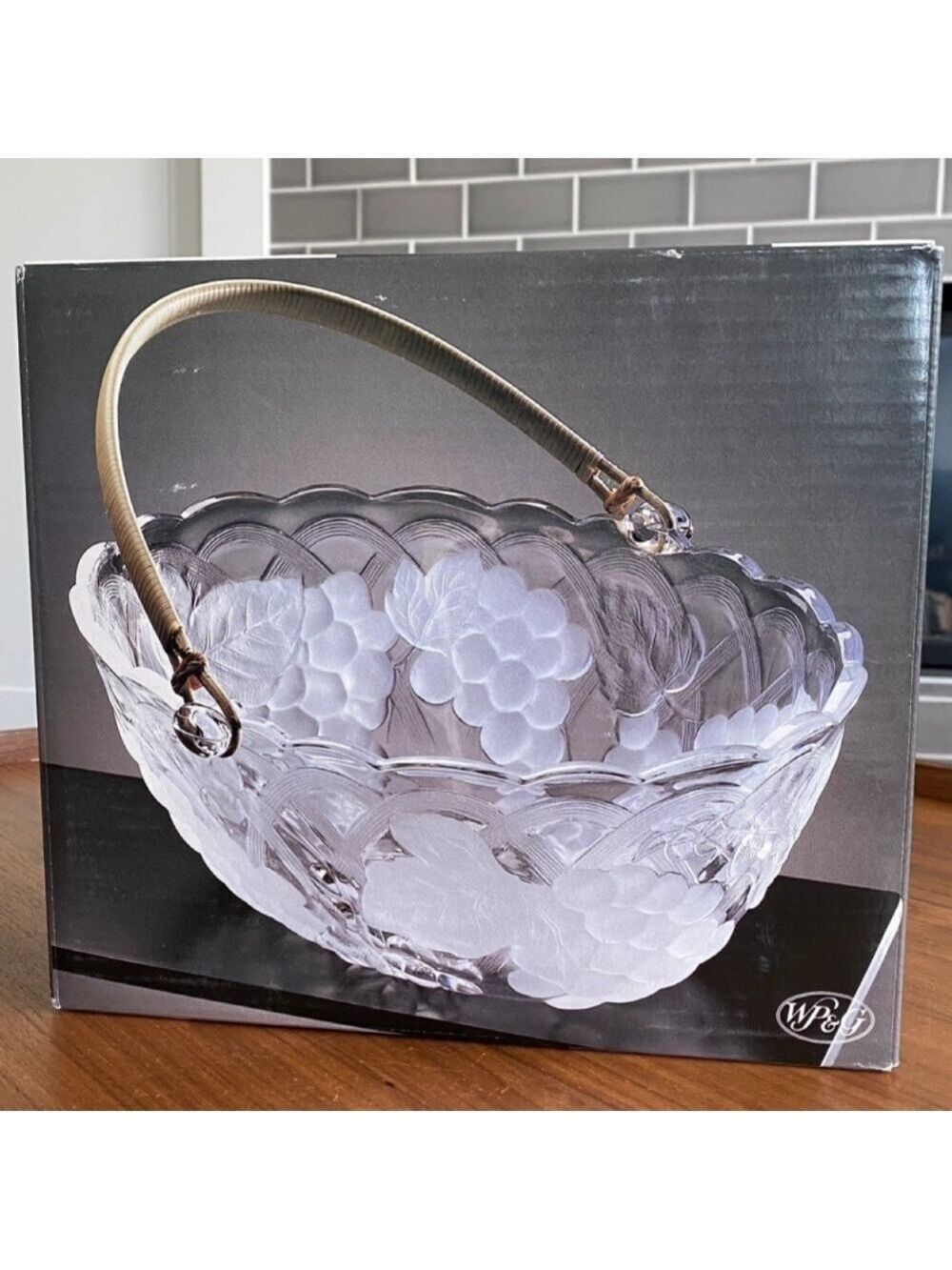 WP&G Crystal Clear Basket Grapes with Rattan Handle New In Open Box
